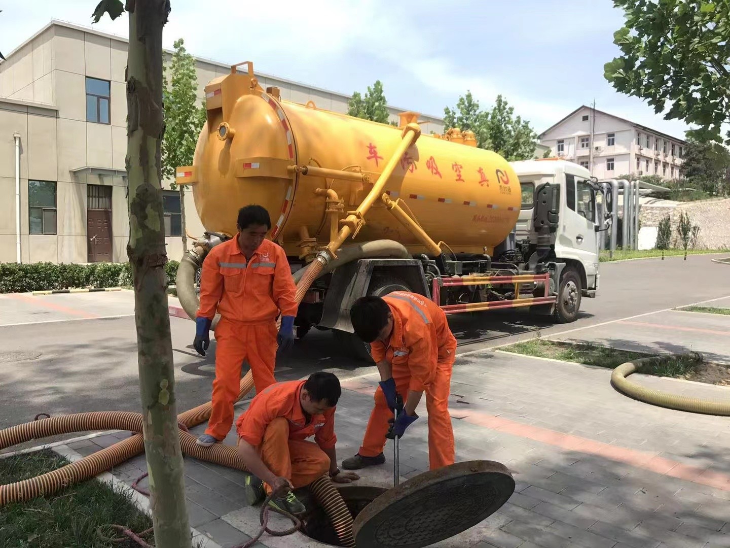 治多管道疏通车停在窨井附近