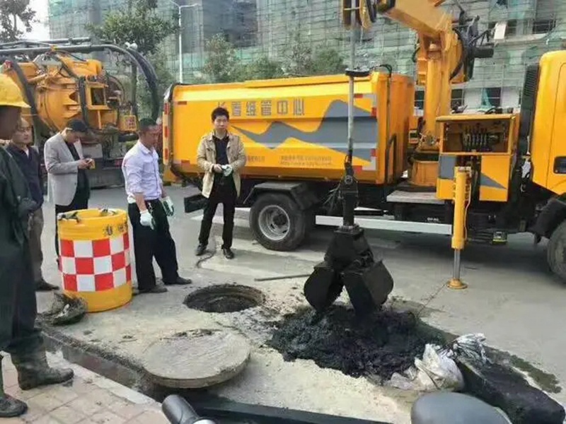 治多街道：网格员化身“清道夫”，为民解忧疏通“堵心”化粪池