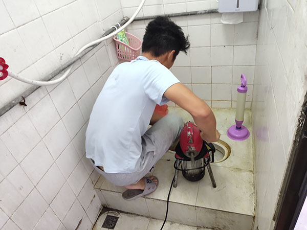 治多管道堵塞冒臭气 专业师傅现场解决问题