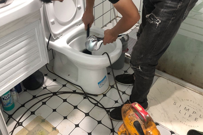 治多马桶堵塞自己疏通还是找师傅?专业上门服务让你省时更省心